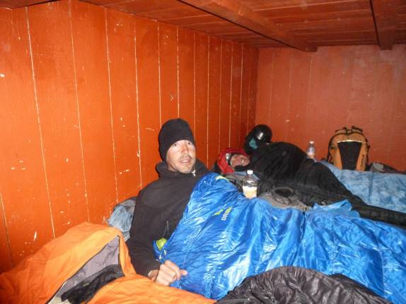 Prontos para dormir no refúgio de montanhistas, na véspera da tentativa de subir o Pico Orizaba, no México